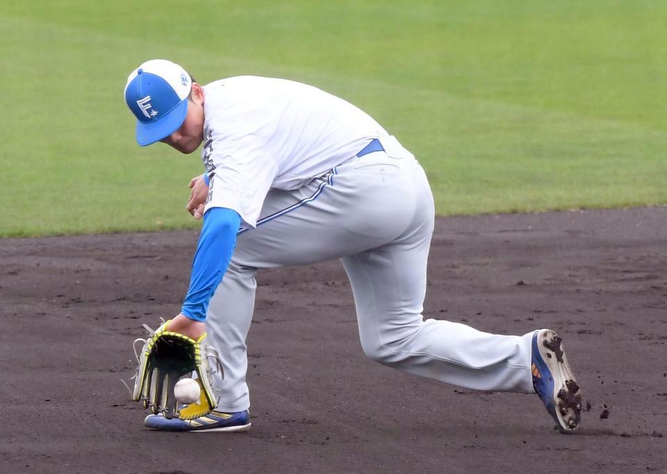 　ノックを受ける清宮幸（撮影・佐藤厚）