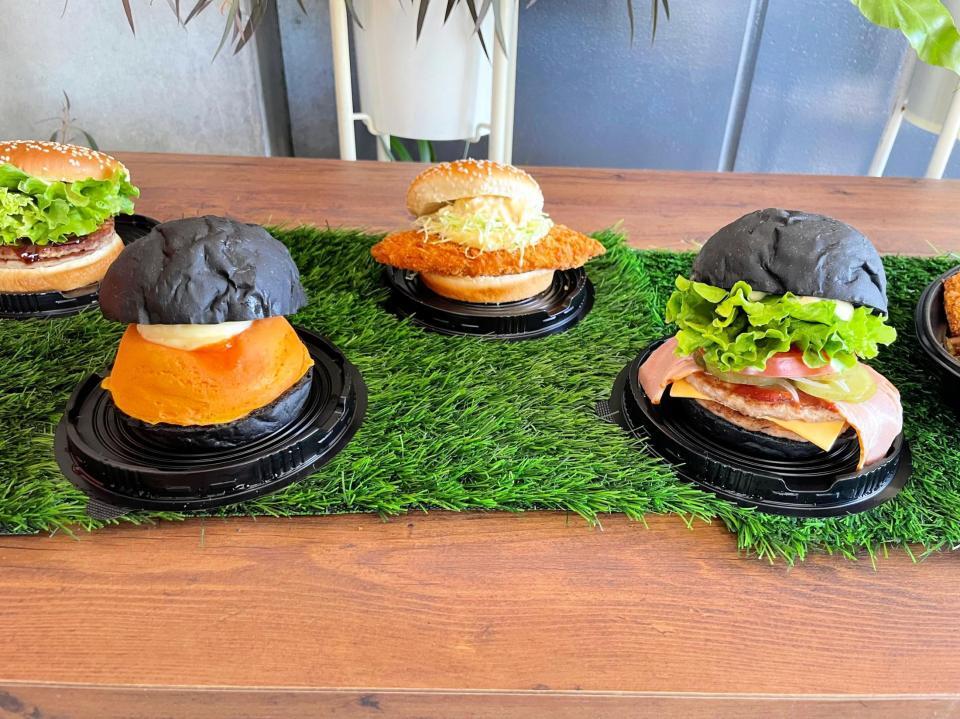 　巨人の新ファーム球場「ジャイアンツタウンスタジアム」の「Ｇ×ＤＯＭＤＯＭ」で店舗限定で販売されるブラックバンズのハンバーガー