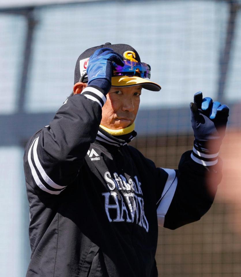 　韓国ロッテとの練習試合で選手交代を告げベンチに戻る小久保監督