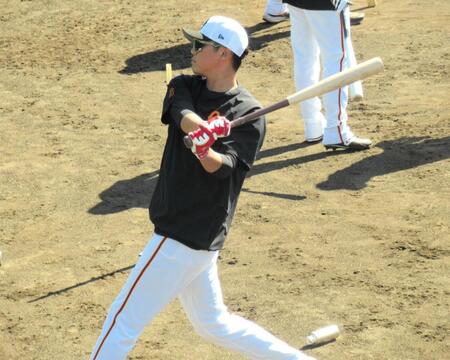 　復帰しティー打撃を行う坂本