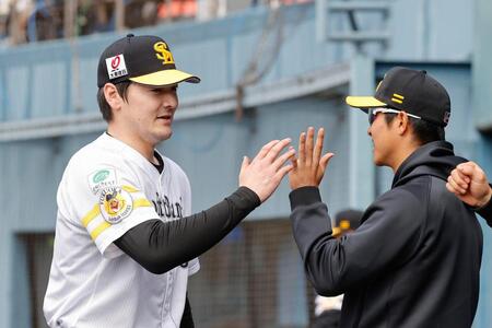 　１回無失点で投げ終え、ナインとタッチする先発の有原（左）