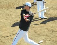 　復帰しティー打撃を行う坂本