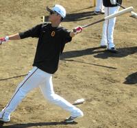 　復帰しティー打撃を行う坂本