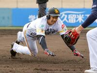 　７回、適時三塁打を放ち滑り込む石見