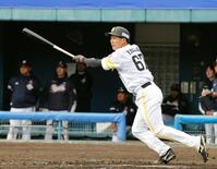 　７回、左中間に適時三塁打を放つ石見