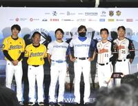 　会見に臨んだ（左から）中信の王威晨、平野恵一監督、日本ハムの伊藤、新庄監督、統一の林岳平監督、潘傑楷