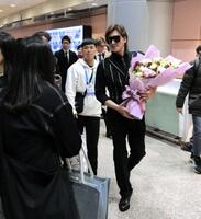 　台北に到着し、空港でファンに歓迎される新庄監督