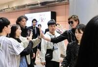 　台北に到着し、空港で出迎えたファンと笑顔でハイタッチする新庄監督