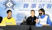 　会見で質問に答える新庄監督（右）と見つめる中信・平野恵一監督