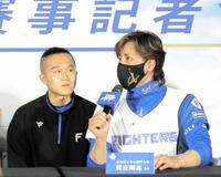 　会見で質問に答える新庄監督