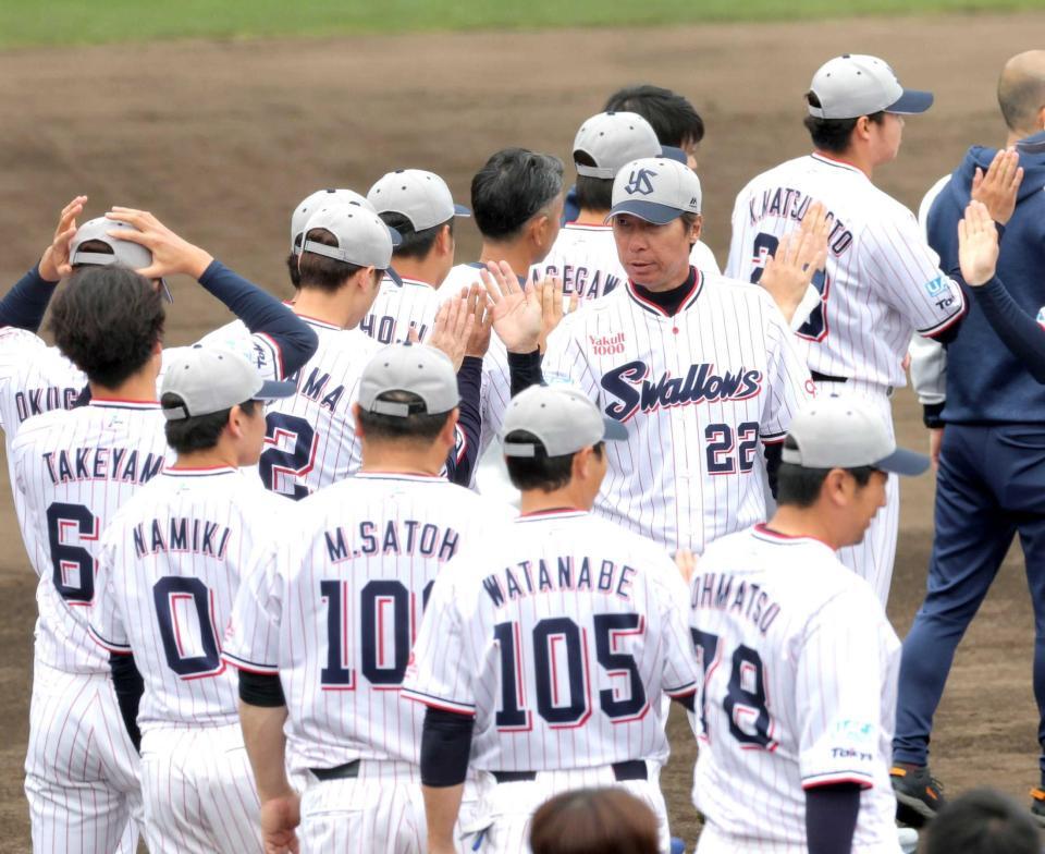 　キャンプを打ち上げ、ナインとタッチを交わす高津監督（２２）＝撮影・西岡正