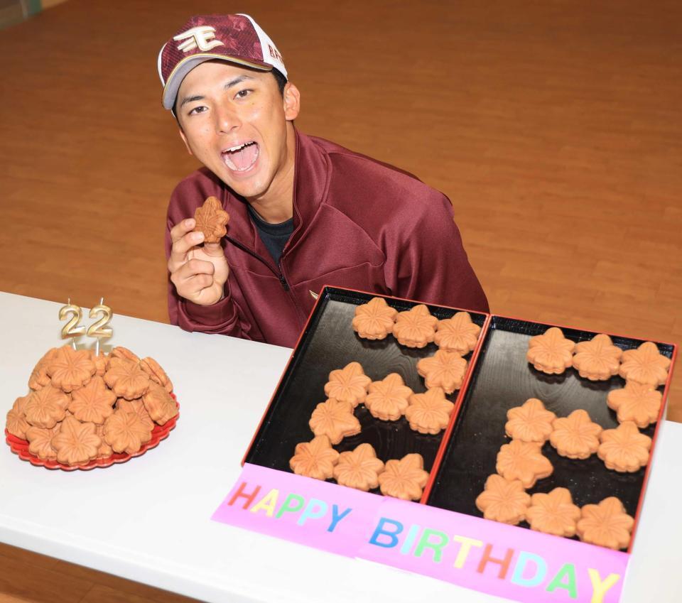 　２２歳の誕生日に、もみじまんじゅうを贈られた宗山（撮影・吉澤敬太）