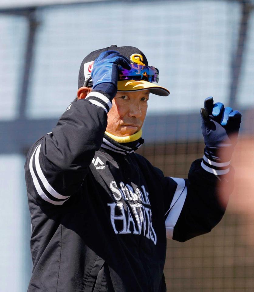 　選手交代を告げベンチに戻る小久保監督