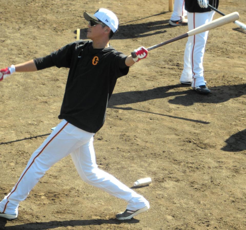 　復帰しティー打撃を行う坂本