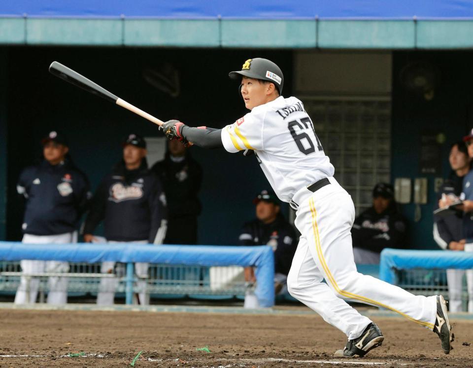 　７回、左中間に適時三塁打を放つ石見