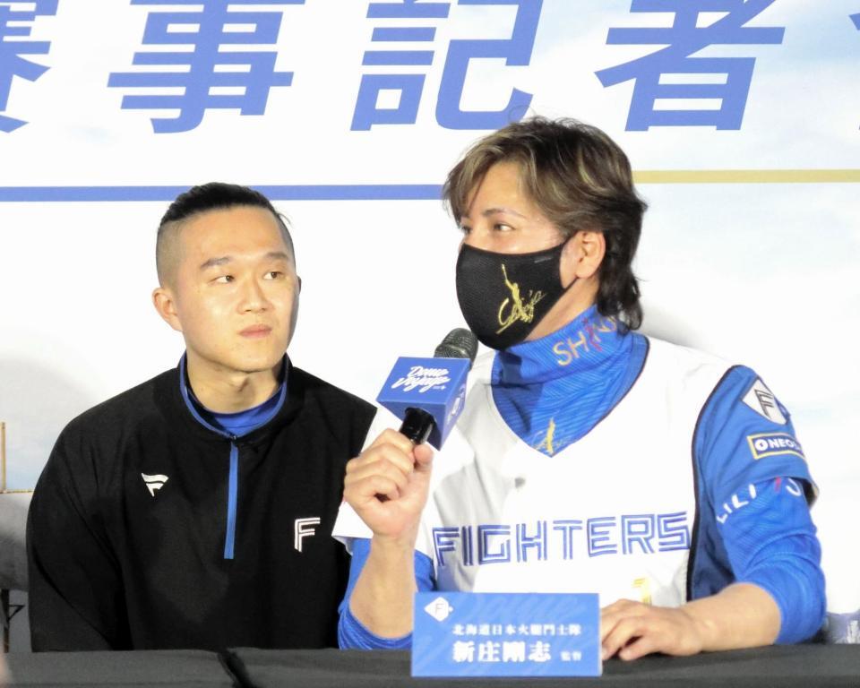 　会見で質問に答える新庄監督