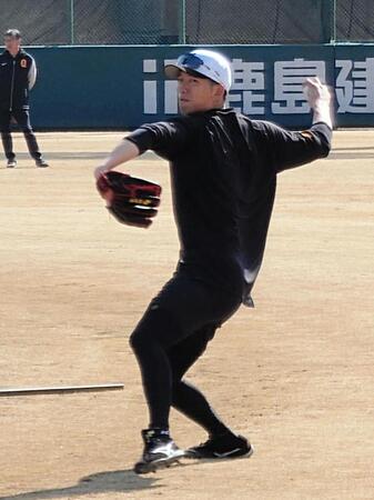 　キャッチボールする戸郷