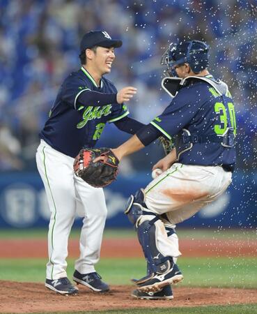 　ノーヒットノーランを達成し西田と抱き合う小川＝２０２０年