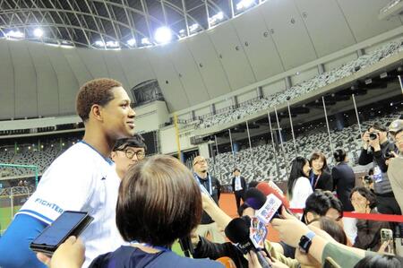 　台湾メディアの取材に答える万波