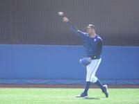 　キャッチボールするバウアー