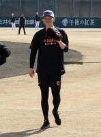 　キャッチボール中に笑顔を見せる戸郷