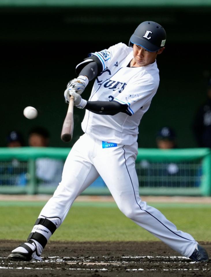 　１回、先制二塁打を放つ平沢