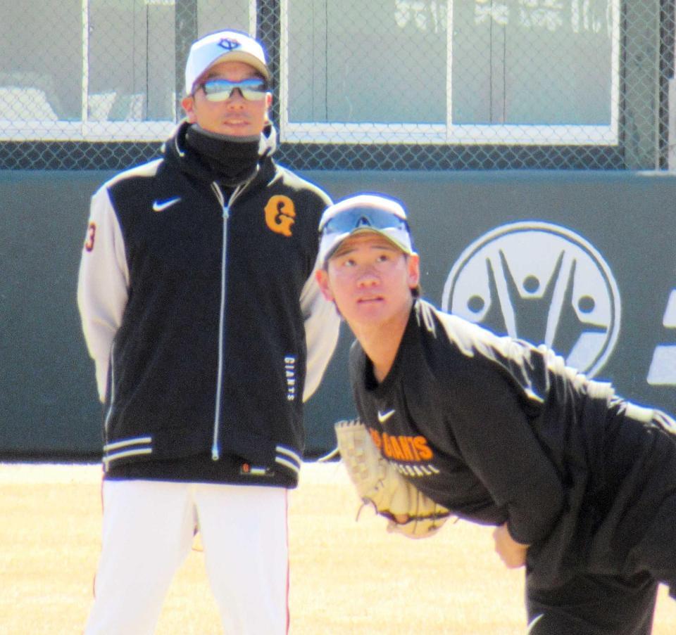 　全体練習を見守る阿部監督。右は井上