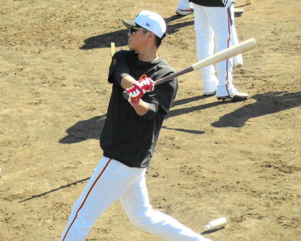 　復帰しティー打撃を行う坂本