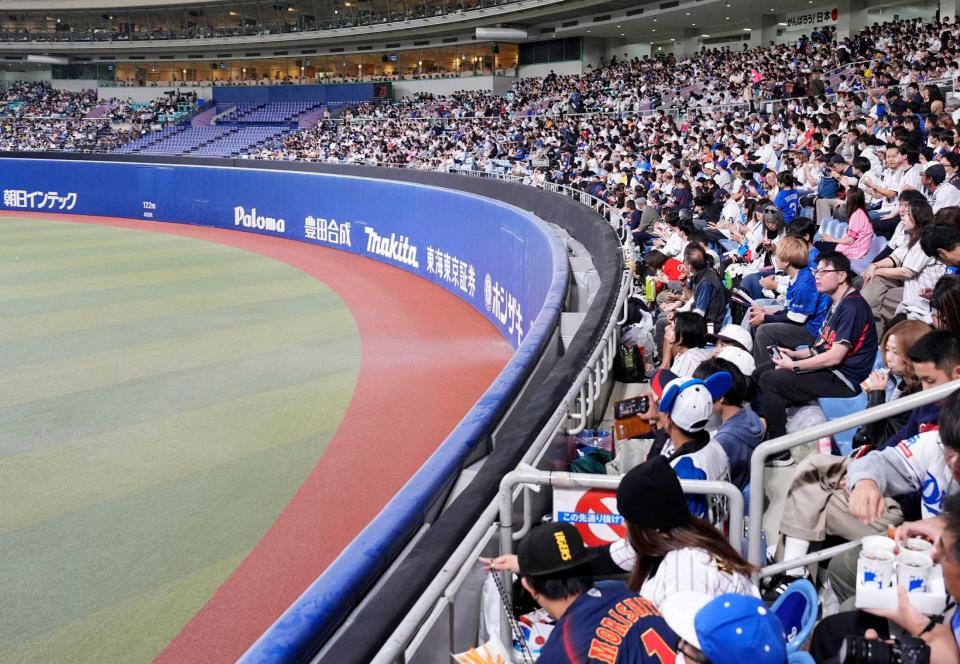 　バンテリンドームナゴヤの外野フェンス。グラウンド側にテラス型の観客席が新設される