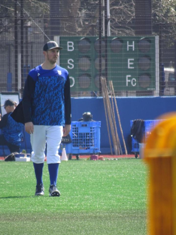 　グラウンドを引き揚げるバウアー