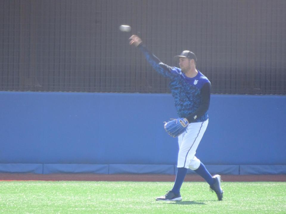 　キャッチボールするバウアー