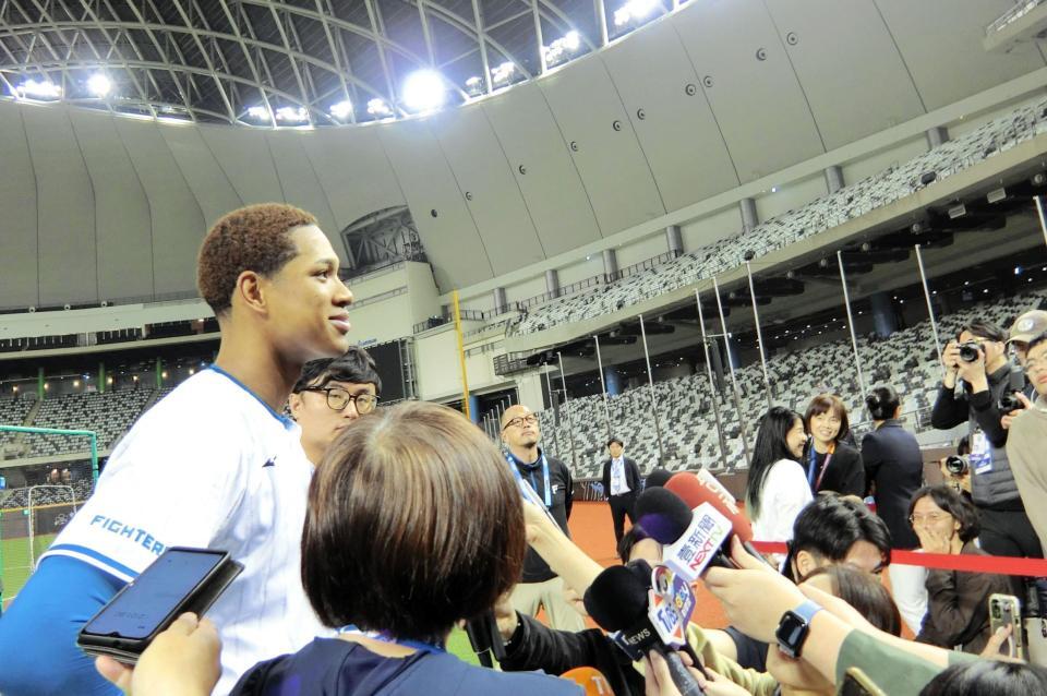 　台湾メディアの取材に答える万波