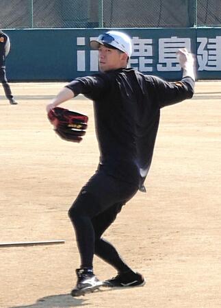 　キャッチボールする戸郷