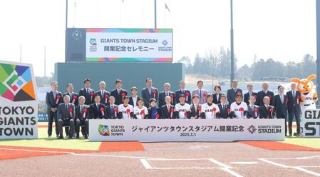 　記念撮影する関係者（撮影・西岡正）