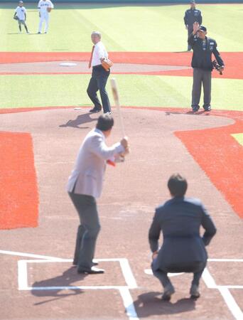 　始球式を行う堀内恒夫氏。打者は原辰徳氏、捕手は高橋由伸氏（撮影・西岡正）