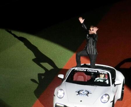 　両チーム選手紹介の最後にオープンカーで登場し、観客をあおる新庄監督