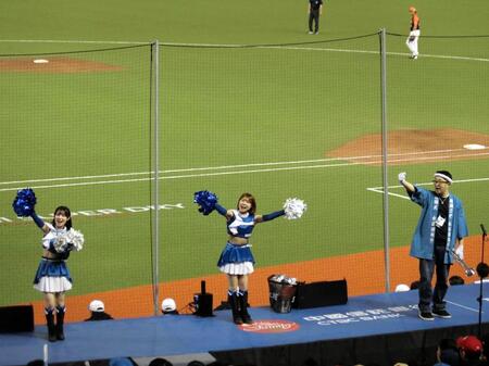 　一塁ベンチの上で応援するファイターズガールら