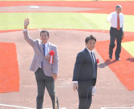 【写真】現役時代と変わらぬフォーム！始球式で打者役を務めた原辰徳氏