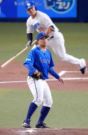 　１回、中日・細川（奥）に適時打を打たれたＤｅＮＡ・東＝バンテリンドーム