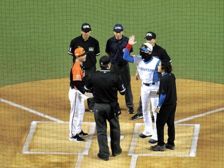 　メンバー表交換でハイタッチをする新庄監督