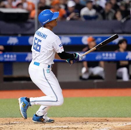 　４回、先制の２ランを放つ万波