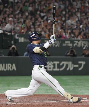 　４回、村上は右翼スタンドに特大の一発を放つ（撮影・佐藤厚）