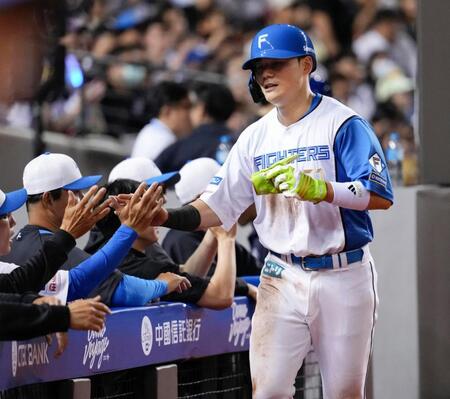 　６回、野村の適時打で生還した清宮幸