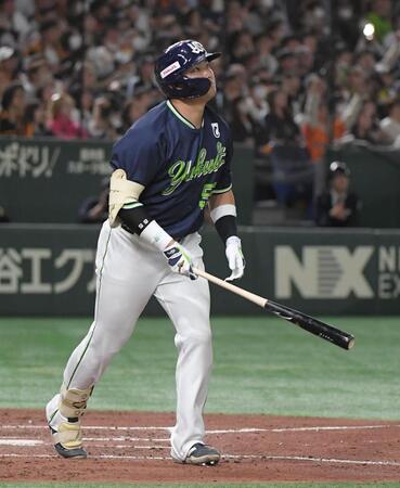 　４回、村上は右翼スタンドに特大の一発を放つ（撮影・佐藤厚）