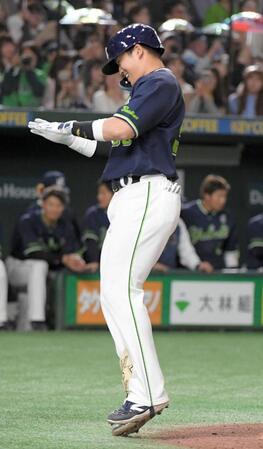 　４回、村上は右越えに特大の一発を放ち、笑顔で生還（撮影・佐藤厚）