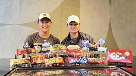 　アイスクリームを交換した西川（左）と韓国ロッテのユン・ドンヒ＝球団提供