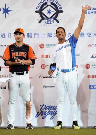 　ヒーローインタビューでスタンドの声援に応える万波（右）