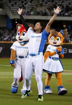 　ヒーローインタビューを終えスタンドの声援に応える日本ハム・万波＝台北ドーム（共同）