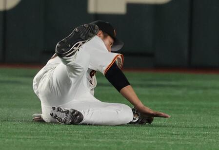 　６回、岩田の左飛を好捕する秋広