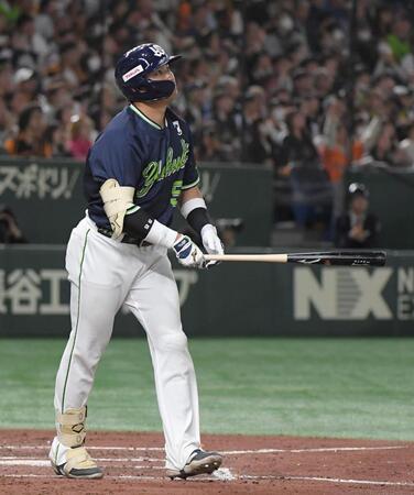 　４回、村上は右翼スタンドに特大の一発を放つ（撮影・佐藤厚）